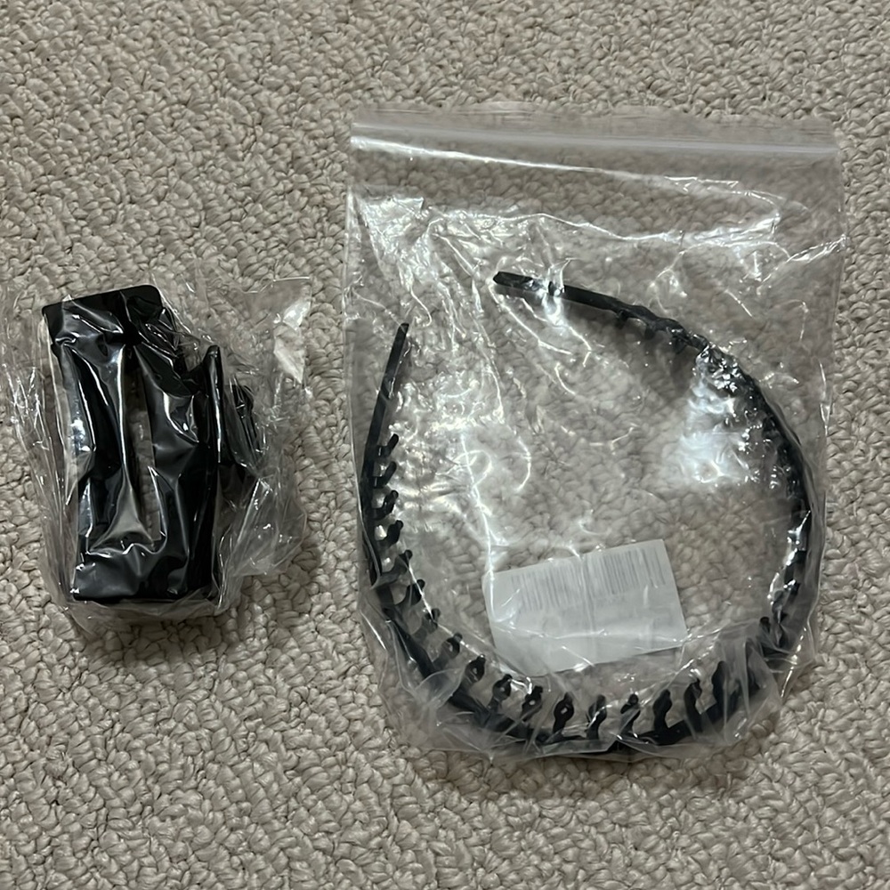 NWT - plastic claw clip and headband set in black.